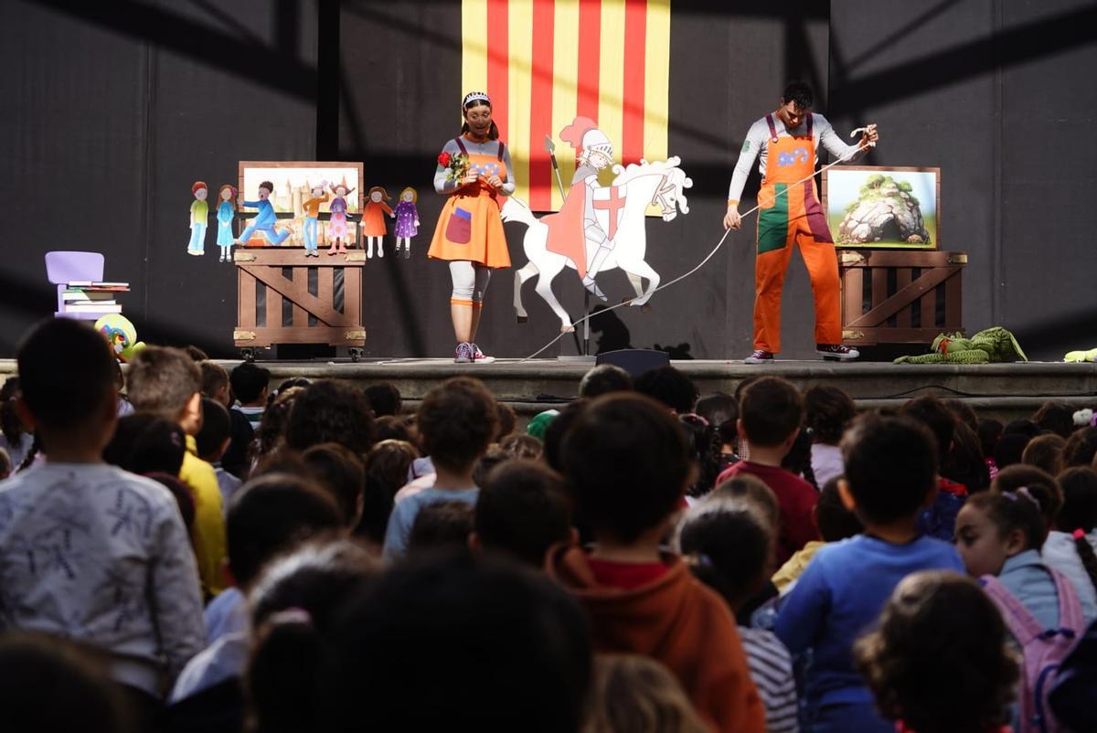 GALERIA | Gairebé 1.200 infants viuen la llegenda de Sant Jordi al patí del Kursaal de Manresa