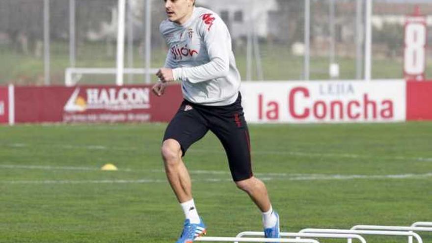 Sergio sortea unas pequeñas vallas durante el entrenamiento de ayer en Mareo.