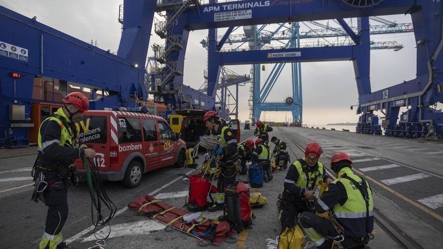 Así prepara el material para un simulacro el Grupo de Trabajo y Rescate en Altura de los Bomberos de Valencia en la empresa APM Terminals del Muelle de Levante.