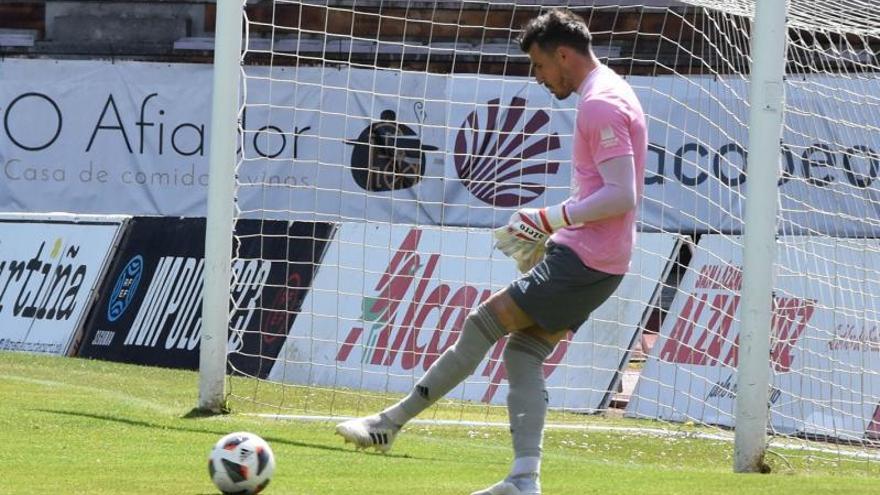 Pato Guillén, en su vuelta a los terrenos de juego ante el Marino de Luanco, tres meses después de lesionarse con un desgarro en el bíceps