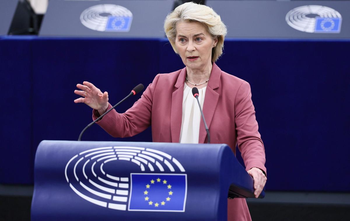 La presidenta de la Comisión Europea, Ursula von der Leyen, habla durante un debate sobre la UE la y guerra en Irán y Oriente Medio en el Parlamento Europeo en Estrasburgo, Francia, este miércoles 11 de marzo de 2026. La sesión plenaria actual se celebra del 9 al 12 de marzo de 2026. (Francia, Estrasburgo) EFE/EPA/RONALD WITTEK