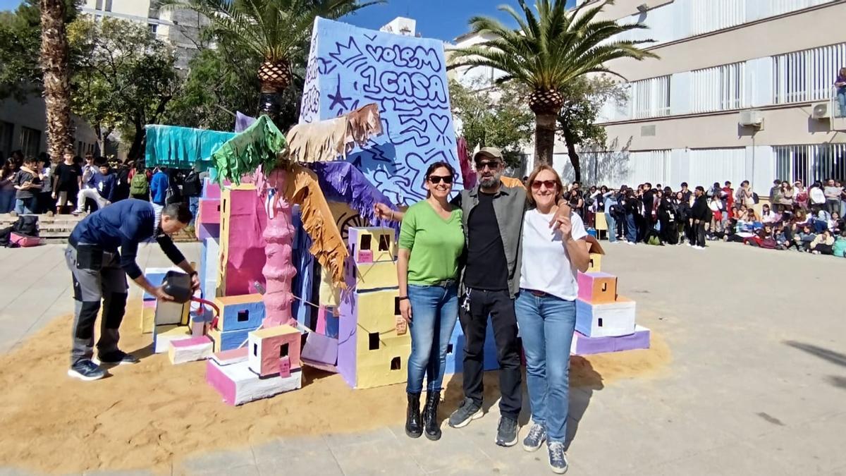 Professorat de l'IES El Cid de València, junt amb la falla que el centre va plantar per reivindicar el dret a l'habitatge.