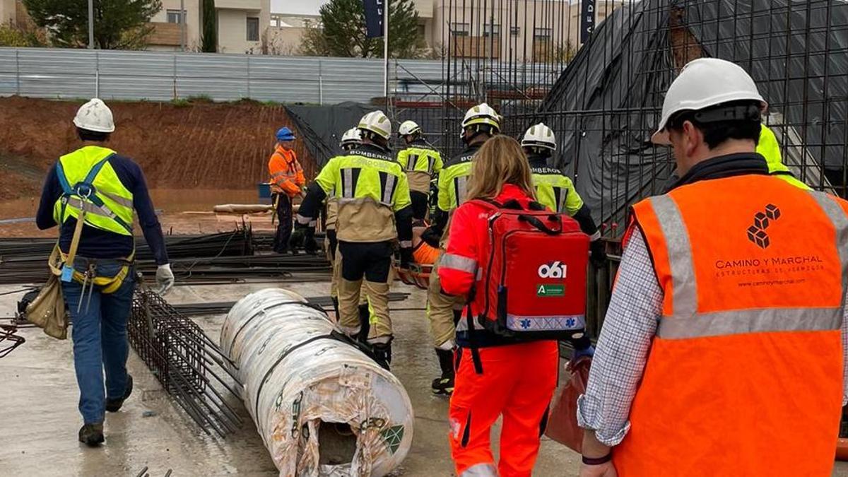 Momento en el que los bomberos se han llevado al trabajador herido a la ambulancia.