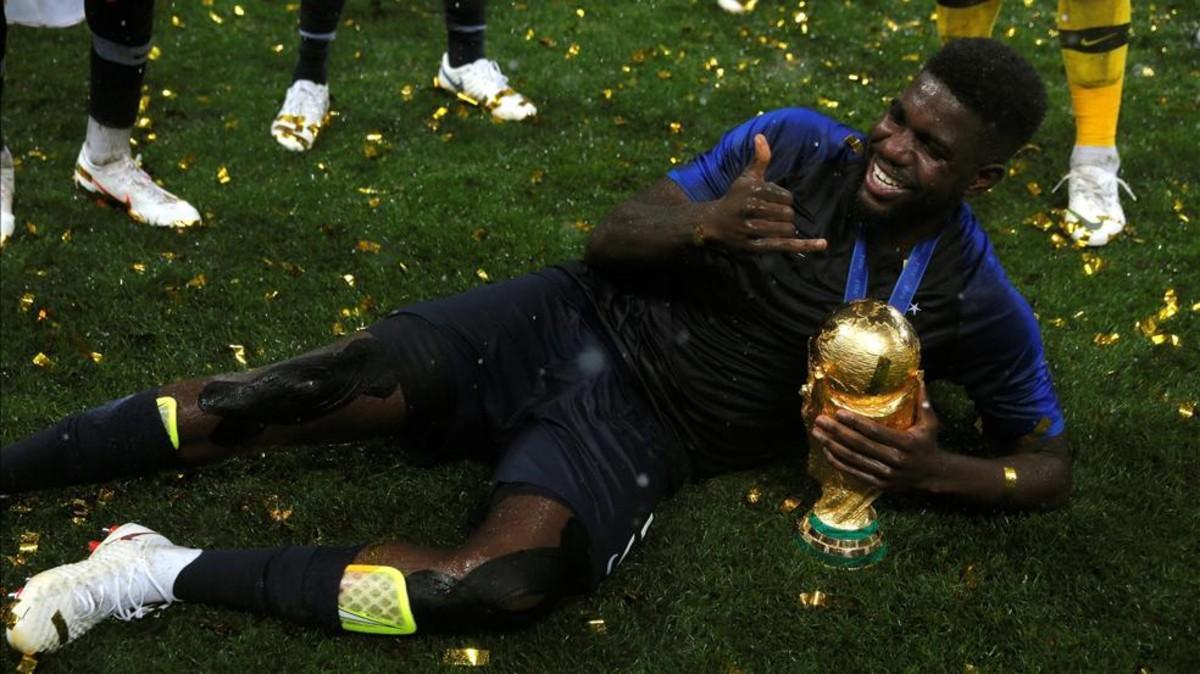 Umtiti, un hombre feliz con la Copa en sus manos