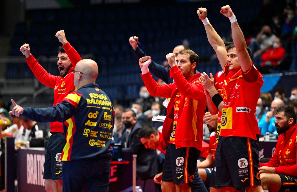 Ribera y sus jugadores celebran un tanto ante Alemania.