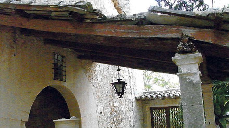 El porche situado ante la entrada principal muestra un estado que amenaza ruina.