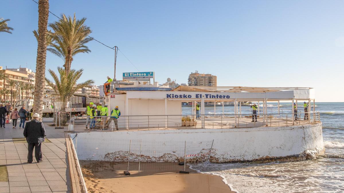 Trabajos de desmontaje y demolición del kiosco El Tintero en la playa del Cura de Torrevieja