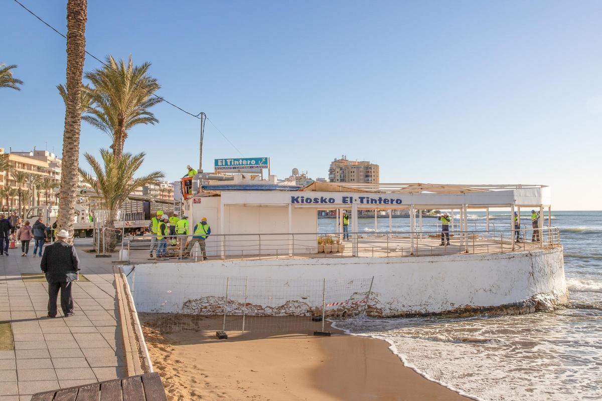 Trabajos de desmontaje y demolición del kiosco El Tintero en la playa del Cura de Torrevieja