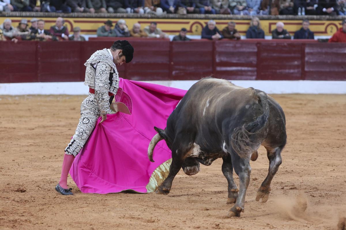 Una verónica de Morante en el último festejo taurino de la Feria de Olivenza