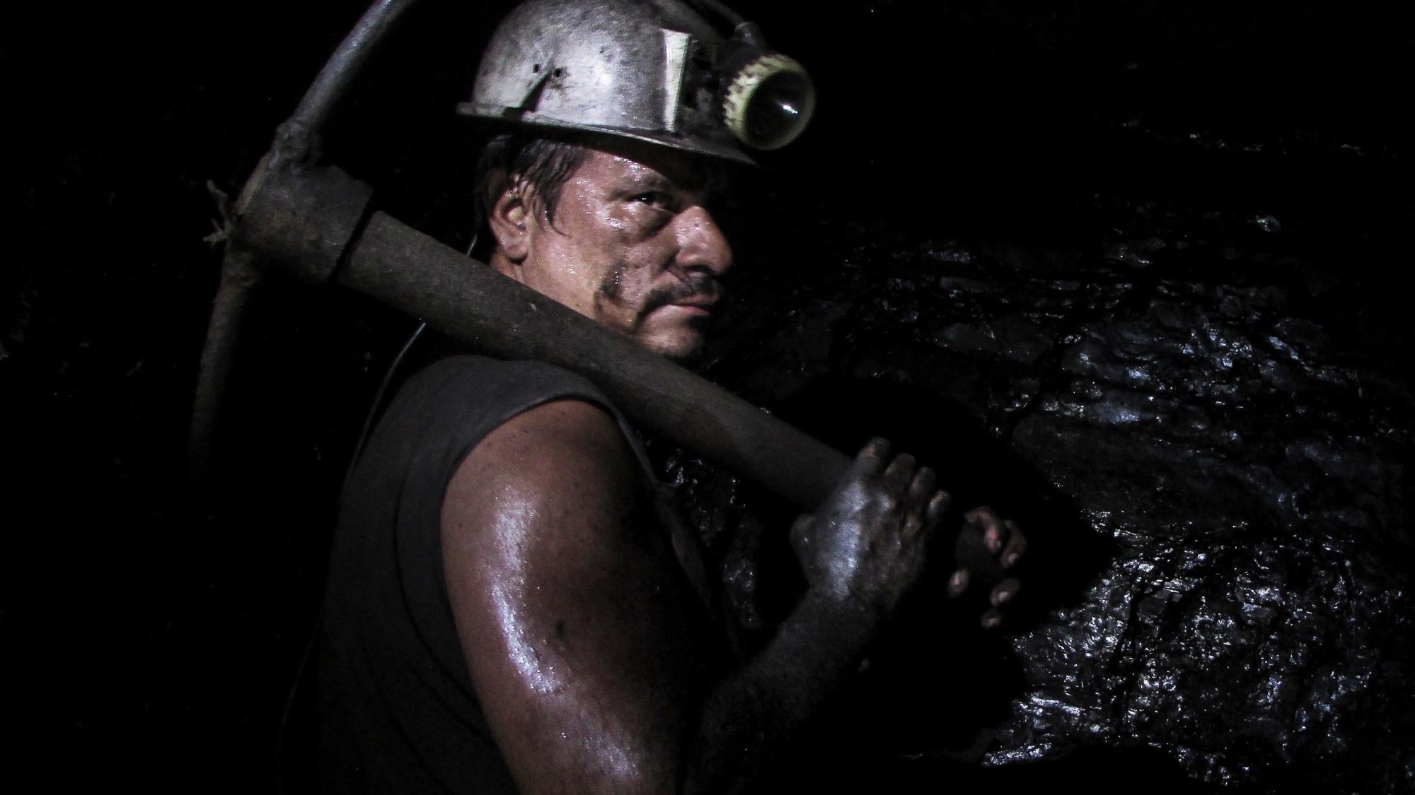 Un minero trabajando en una mina