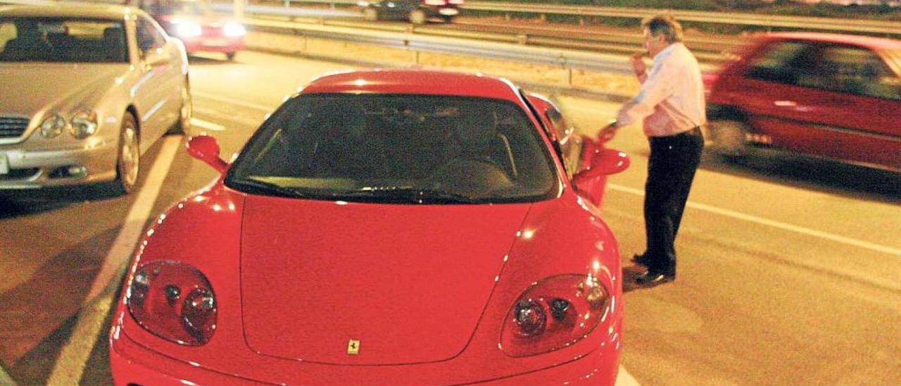 Alfonso Rus se enciende un puro antes de subir a su segundo Ferrari, en Xàtiva en 2005.
