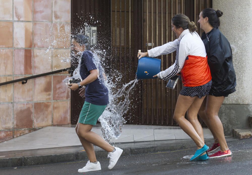 Una refrescante "poalá" para encarar el final de fiesta del Raval Roig