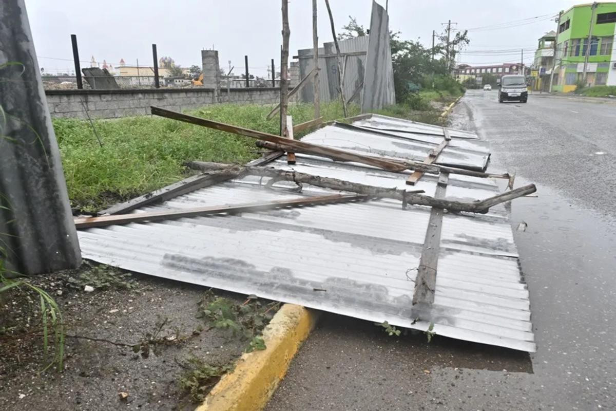Una valla caída por el viento en la zona pesquera de Hellshire, en Portmore (Jamaica).