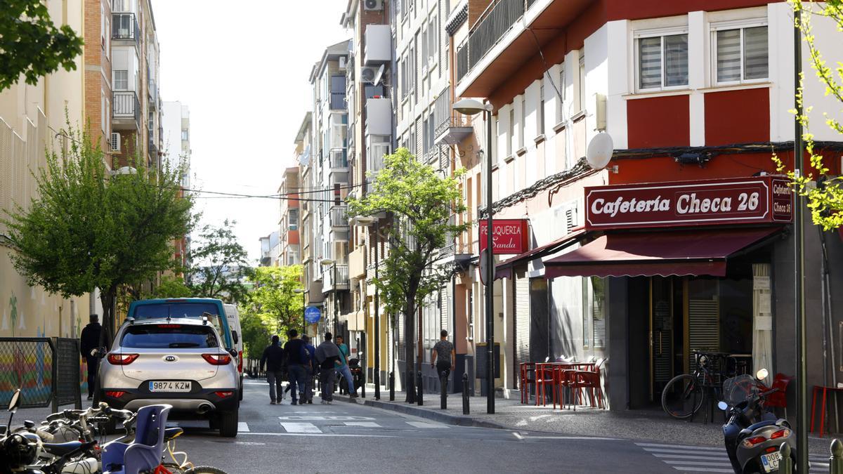 Calle Jenaro Checa en la que vive el arrestado y en la que se fue de bares dejando solo a sus hijos.