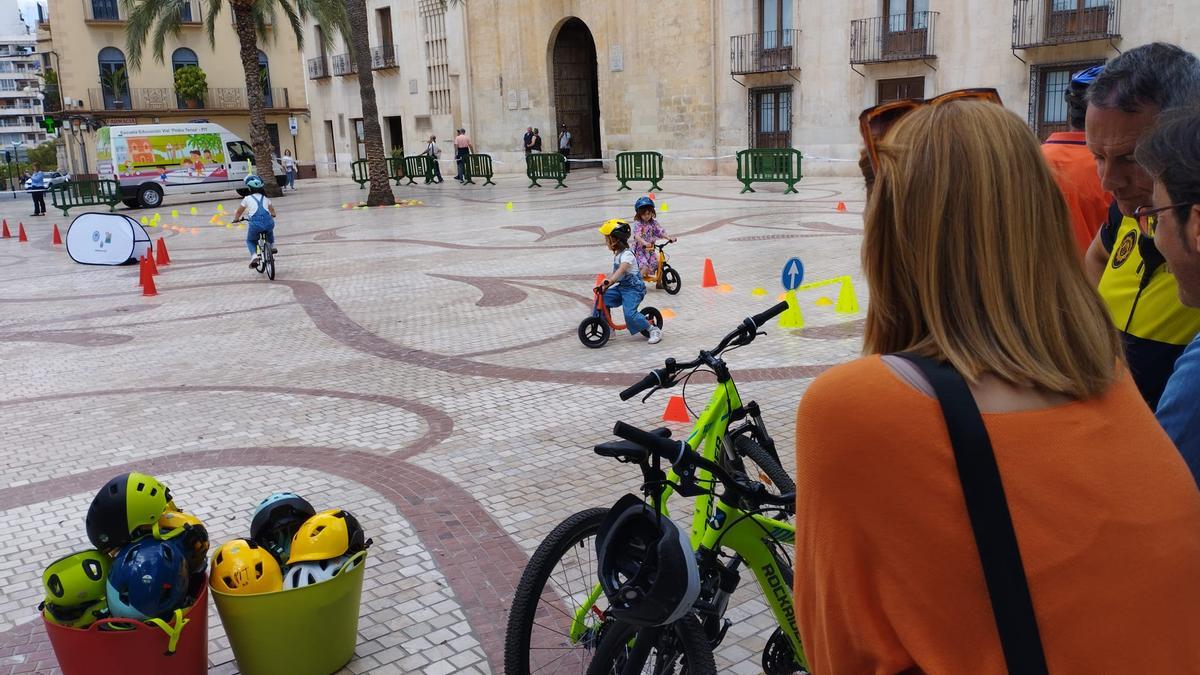 Una simpática imagen de la actividad hoy en la Plaça de Baix para fomentar en Elche el uso de la bicicleta