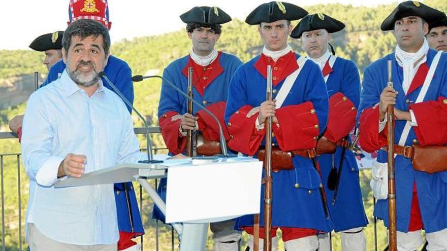 El president de l&#039;ANC, Jordi Sánchez, fent el seu parlament davant el regiment de Miquelets, ahir a la tarda