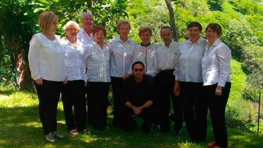 Rosa Edeiro, Ángeles Gregores, Benito Rodríguez, Chencha Alonso, Mari Nieves Álvarez, Lucina Alonso, Felipe Collado, Cruci Alas y Carmen Pandavenes, con el director Martín Martínez (agachado).