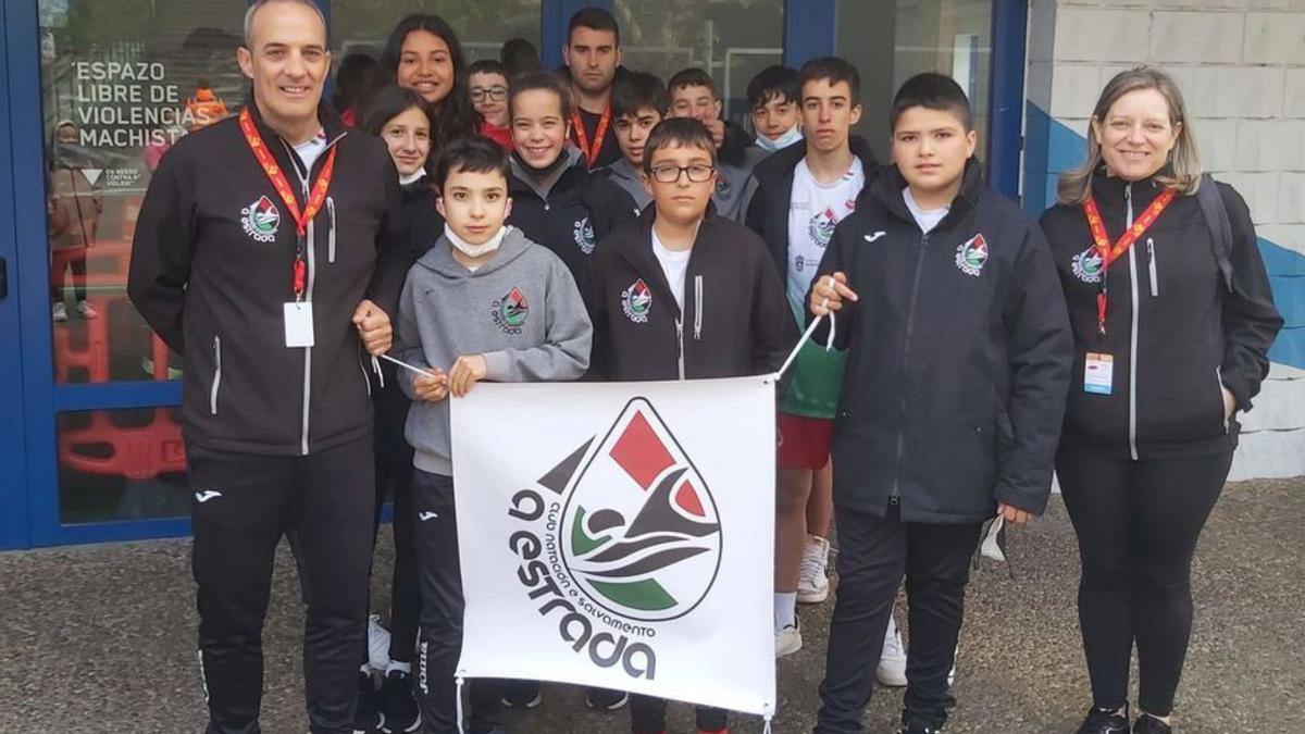 Formación de los nadadores estradenses en Caldas.