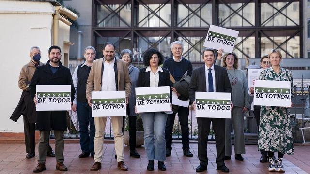 De izquierda a derecha, Carlos Basté (Asociación por la Tolerancia), Fernando Sánchez-Costa (SCC), Ana Losada (AEB), José Domingo (Impulso Ciudadano) y Paula Añó (Clac), en la presentación de la campaña Escuela de Todos-Escola de Tothom.