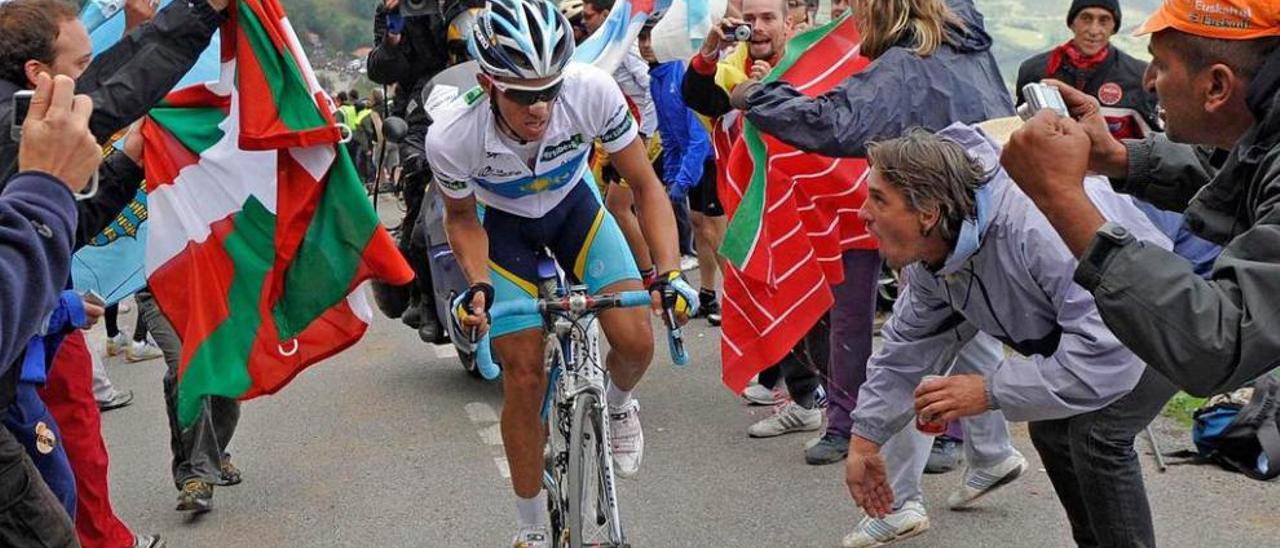 Alberto Contador, en pleno esfuerzo durante la ascensión al Angliru en la Vuelta a España de 2008.