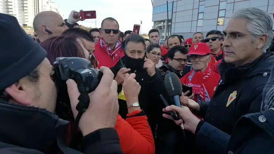 Mauricio García de la Vega habla con los aficionados del Real Murcia