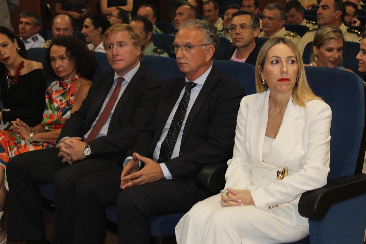Fotogalería | Margarita Robles entrega la Cruz al Mérito Militar a la madre de la sargento Débora Grau en Badajoz Fotogalería | Margarita Robles entrega la Cruz al Mérito Militar a la madre de la sargento Débora Grau en Badajoz