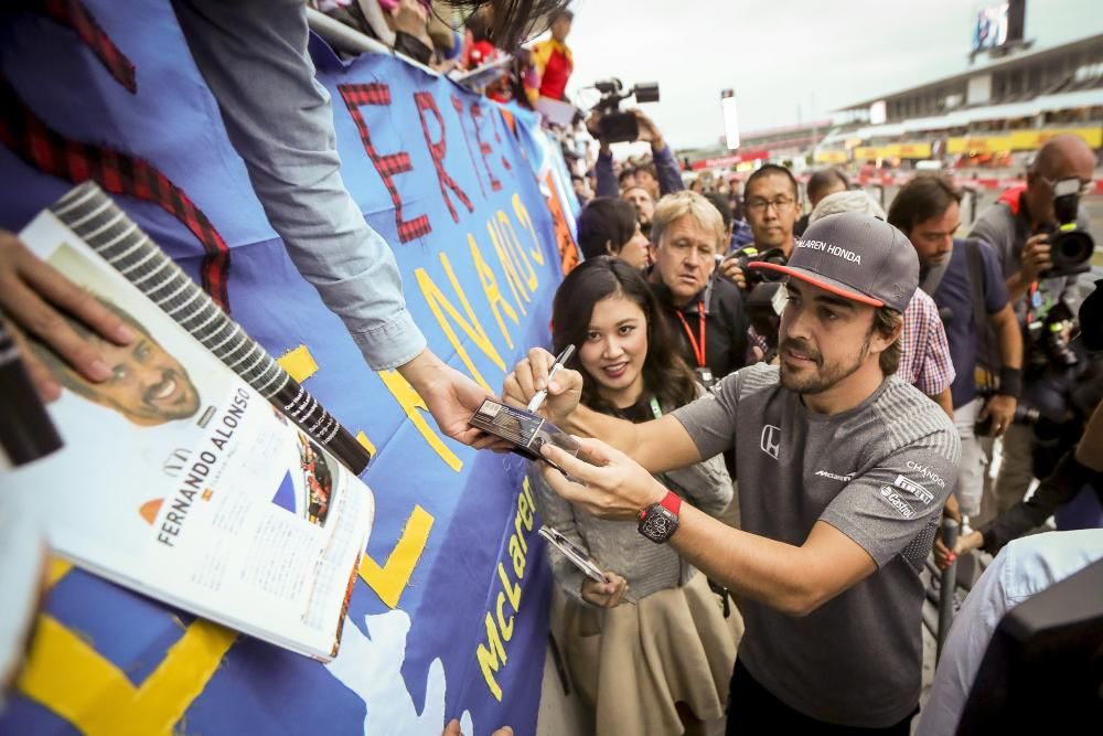 Fernando Alonso baño de masas en Suzuka