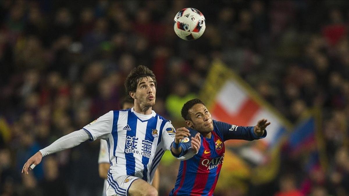 Neymar y Aritz pelean por el balón en el Camp Nou.