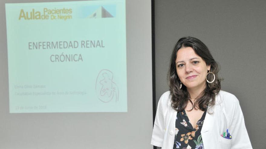 La doctora Elena Oliva en el Aula de Pacientes del Negrin.