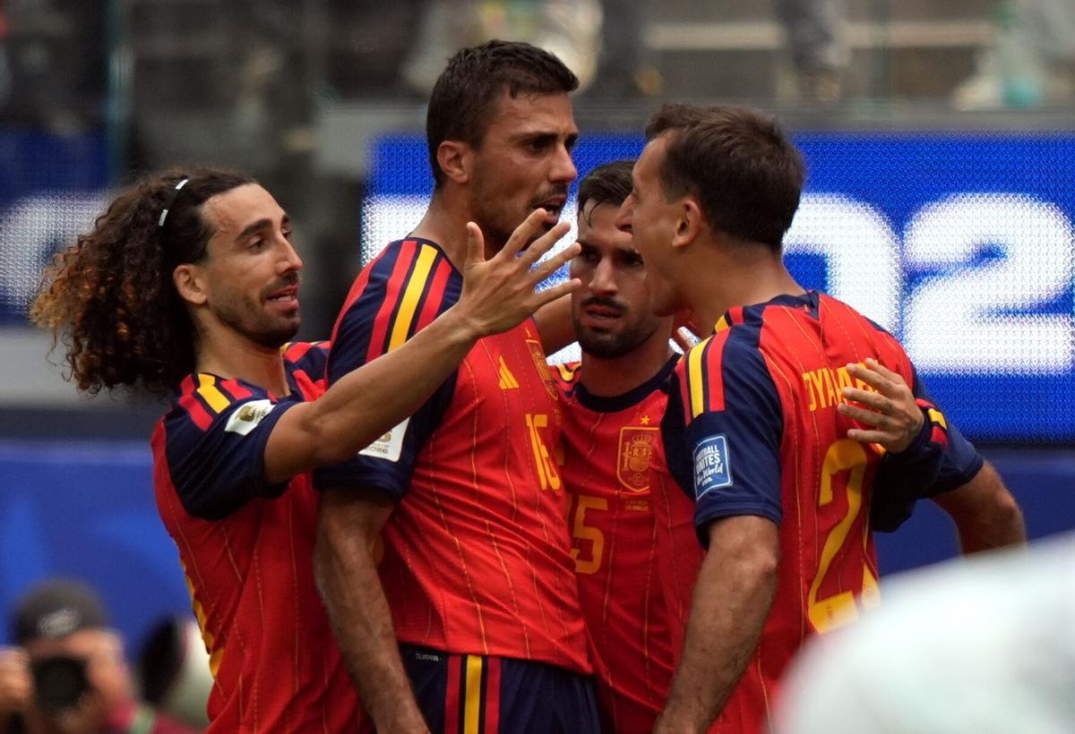 Los jugadores de La Roja celebran el gol de Oyarzabal Los jugadores de La Roja celebran el gol de Oyarzabal