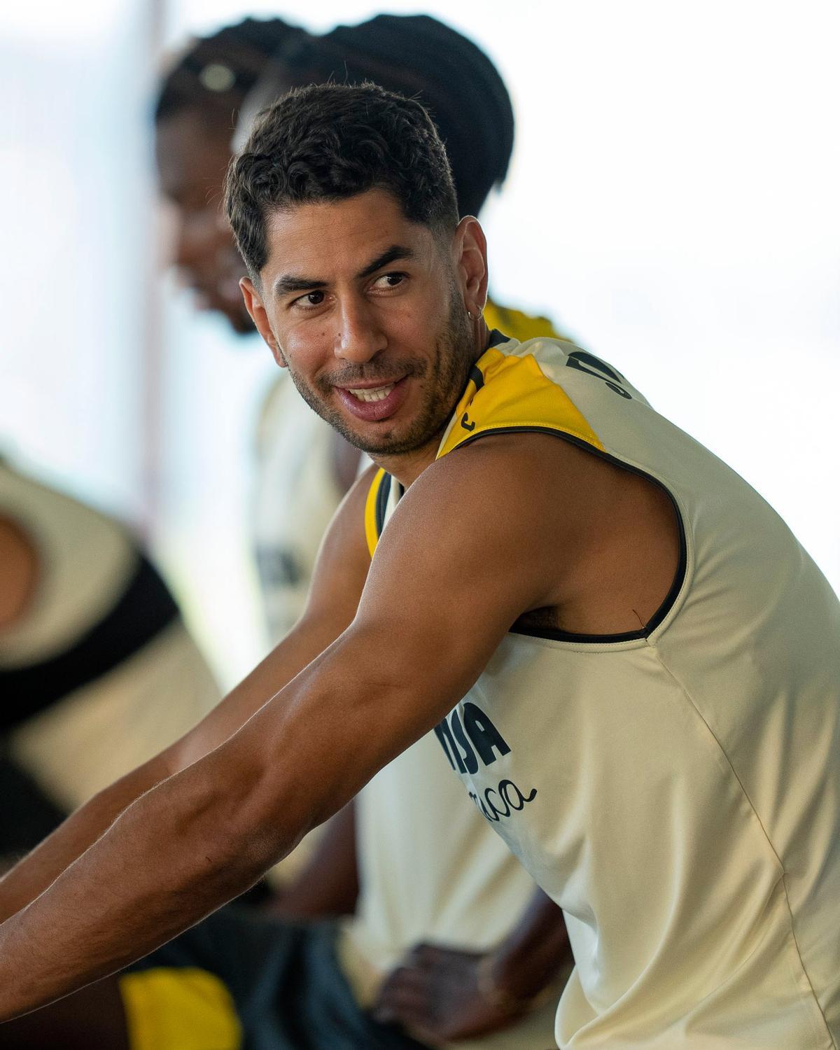 Ayoze Pérez, se ejercita en la zona de gimnasio pero espera unirse en breve a la dinámica del Villarreal CF.