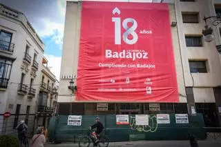 La lona de La Crónica de Badajoz ya luce en la plaza de España
