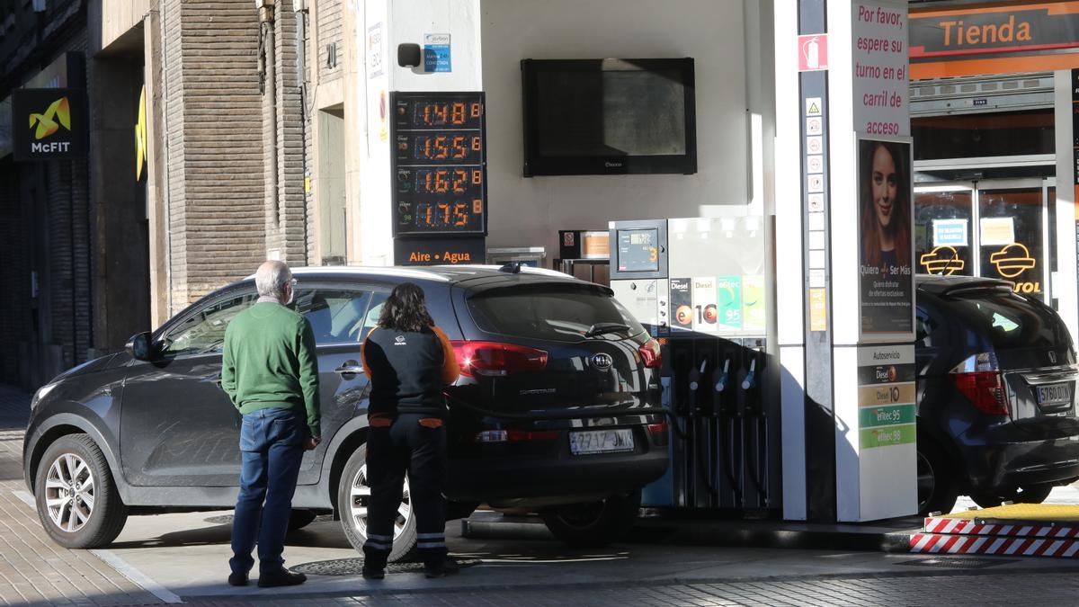 Una estación de servicio situada en la avenida de Valencia de Zaragoza muestra los precios de los carburantes, el pasado domingo.