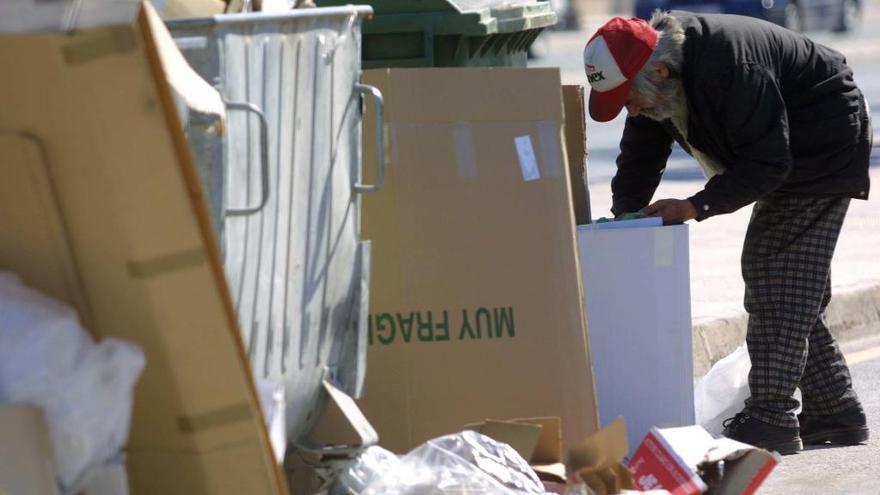 Orihuela quiere multar con hasta 750 euros a quien rebusque en la basura