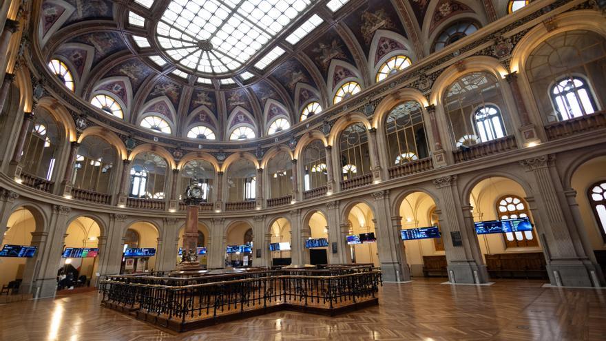 Varios paneles del Ibex 35, en el Palacio de la Bolsa, en Madrid (España).