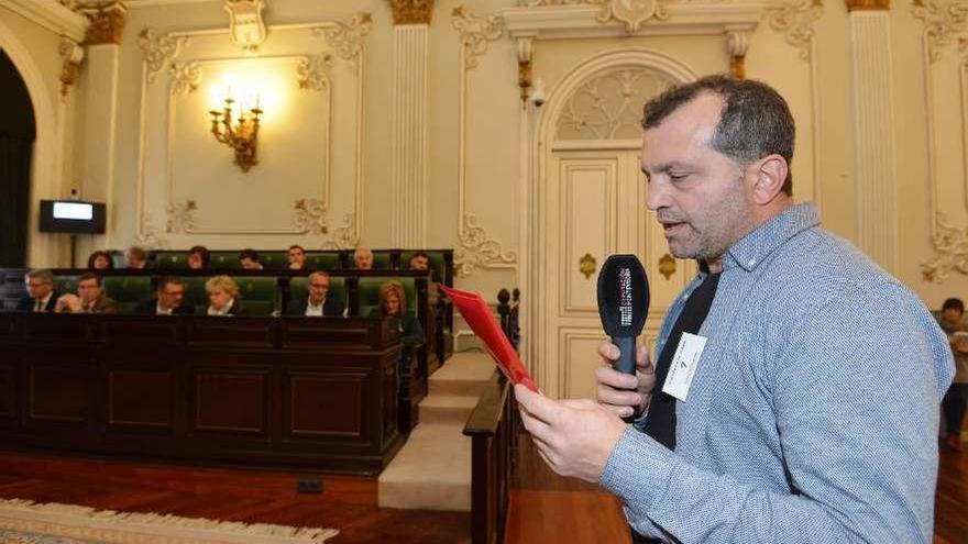 Sestelo, con los diputados del gobierno provincial al fondo, defendiendo la moción. // Gustavo Santos