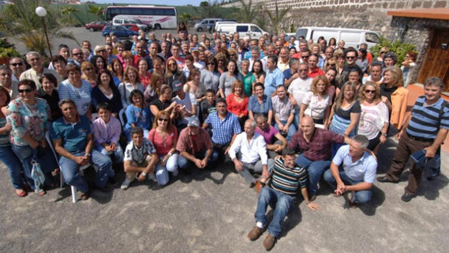 Foto de familia de los antiguos alumnos de las escuelas-hogar reunidos en una finca de Arucas. | juan carlos castro