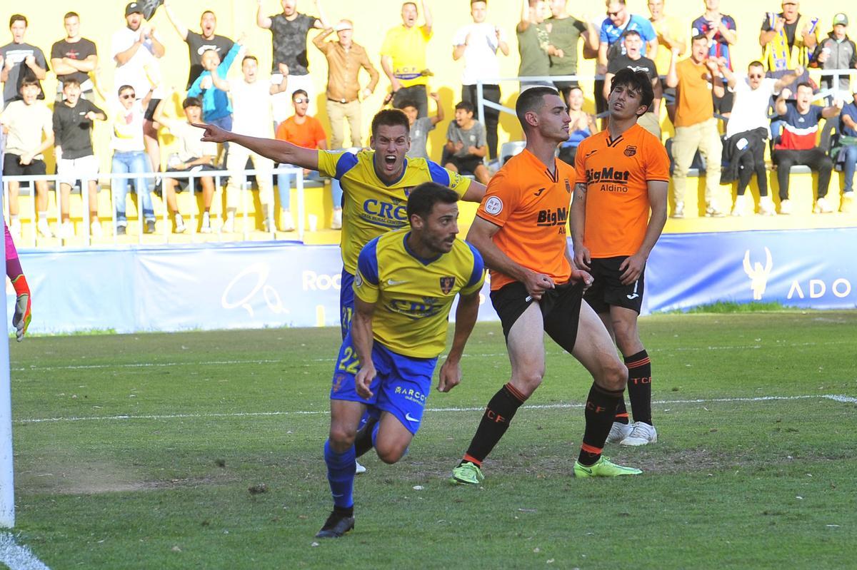 Ayo tras anotar el gol de la victoria ante el Torrent en Los Arcos.