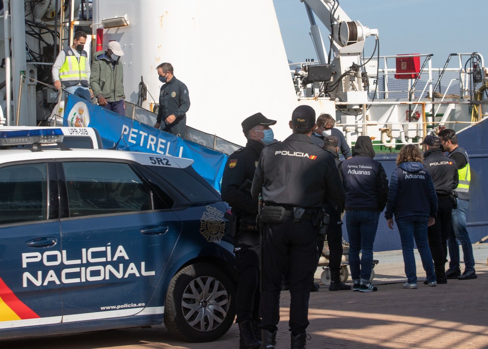 El velero interceptado en el Atlántico con dos toneladas de cocaína llega a Vigo