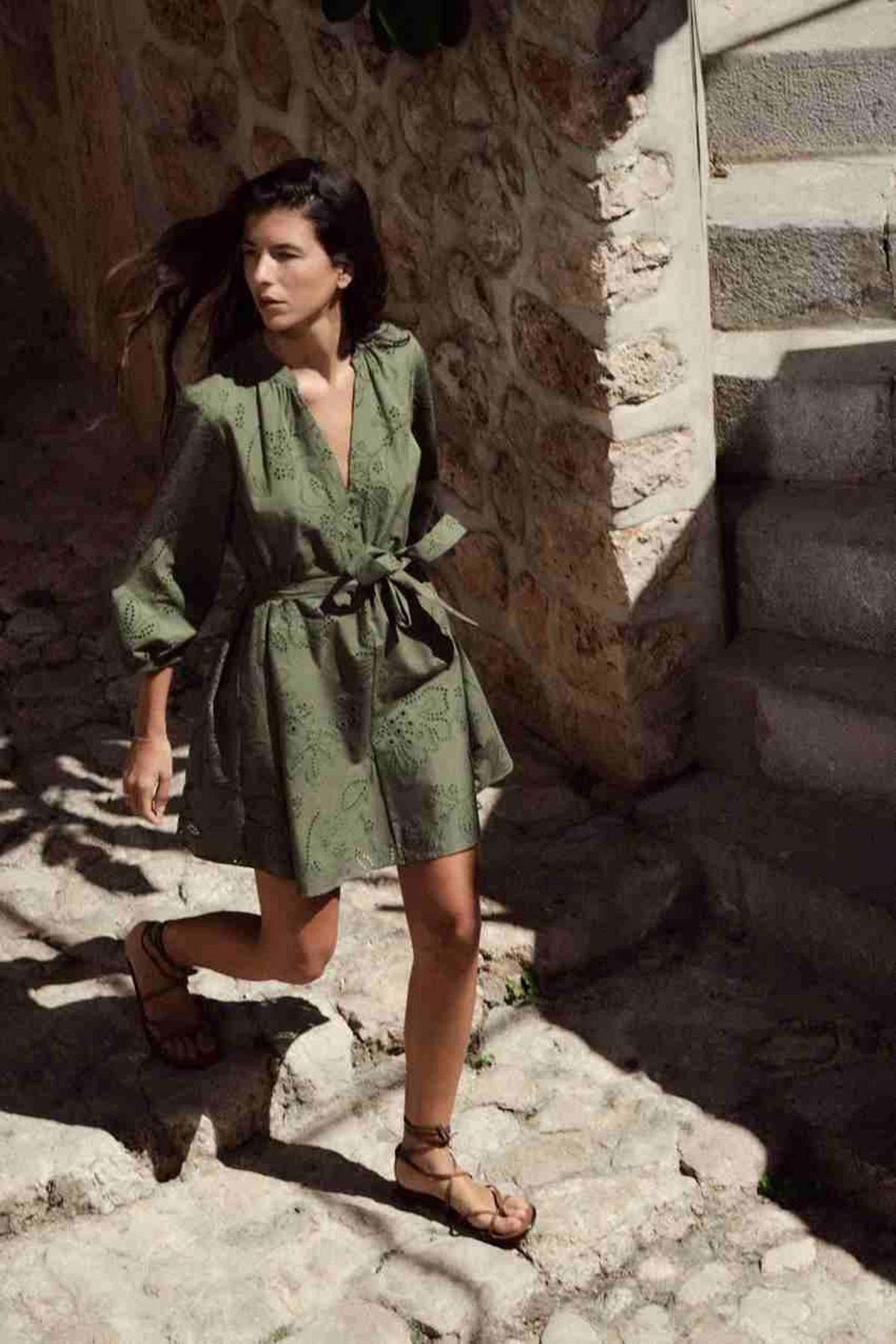 Vestido corto de cuello redondo con escote pico y manga por debajo del codo acabada en elástico