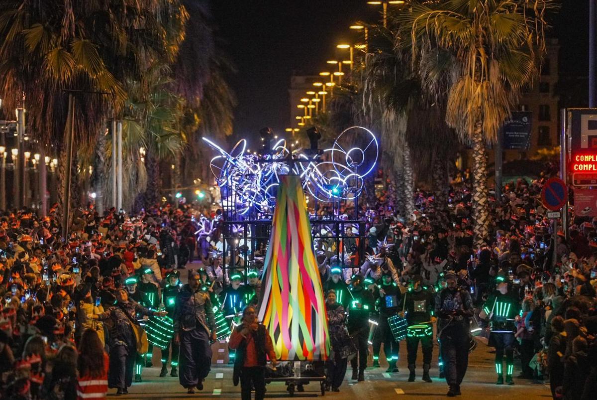 Miles de personas colman la costa de Barcelona para dar la bienvenida a los Reyes Magos