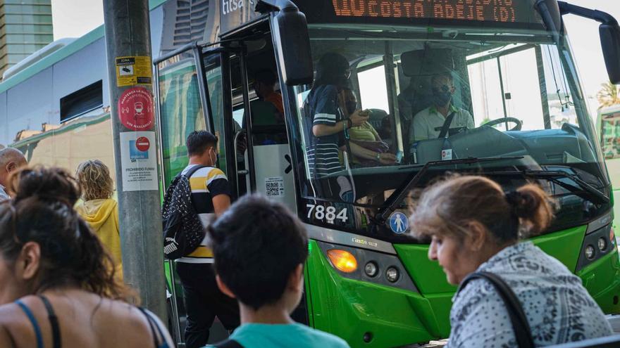 Usuarios de guaguas en Santa Cruz de Tenerife.