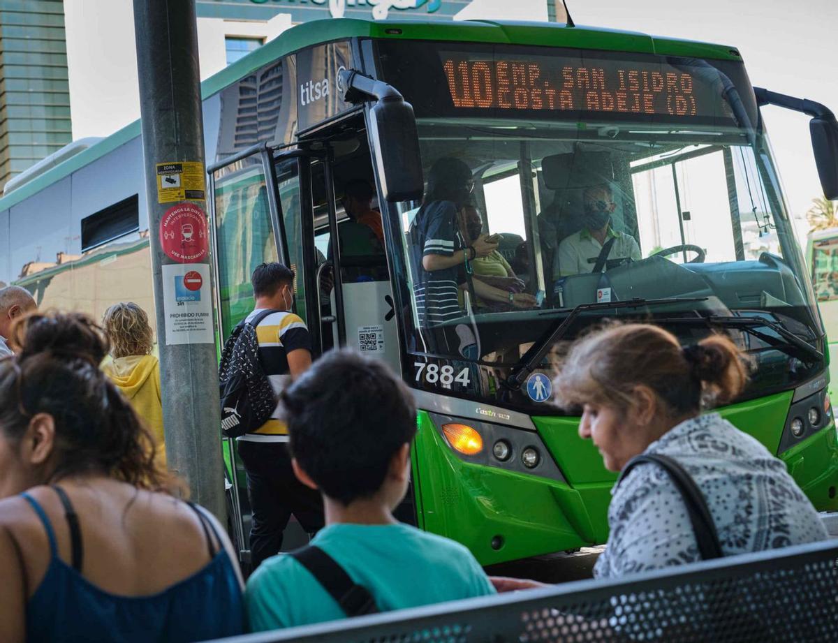 Usuarios de guaguas en Santa Cruz de Tenerife.
