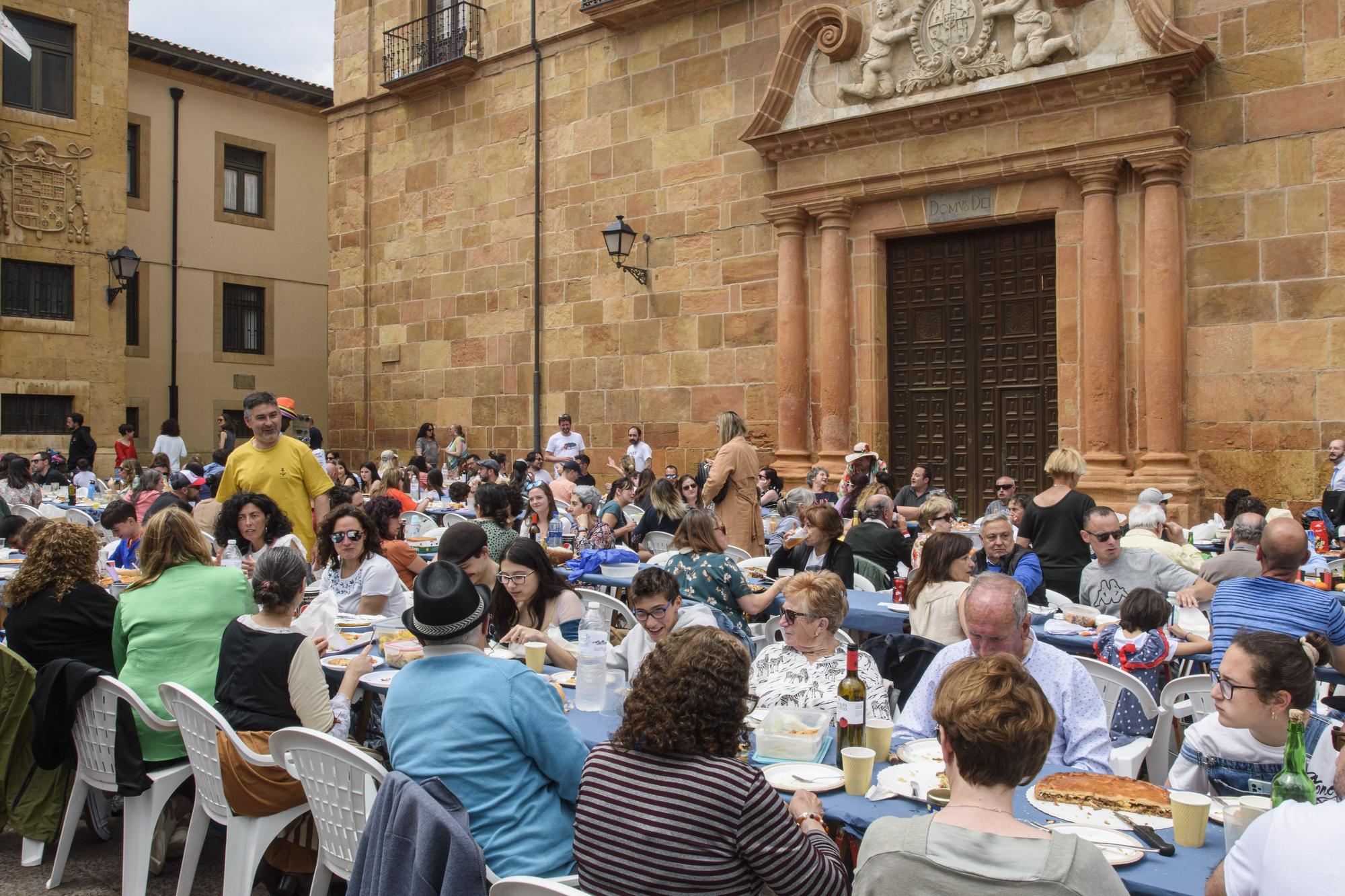 El Antiguo recupera su comida en la calle tres años después