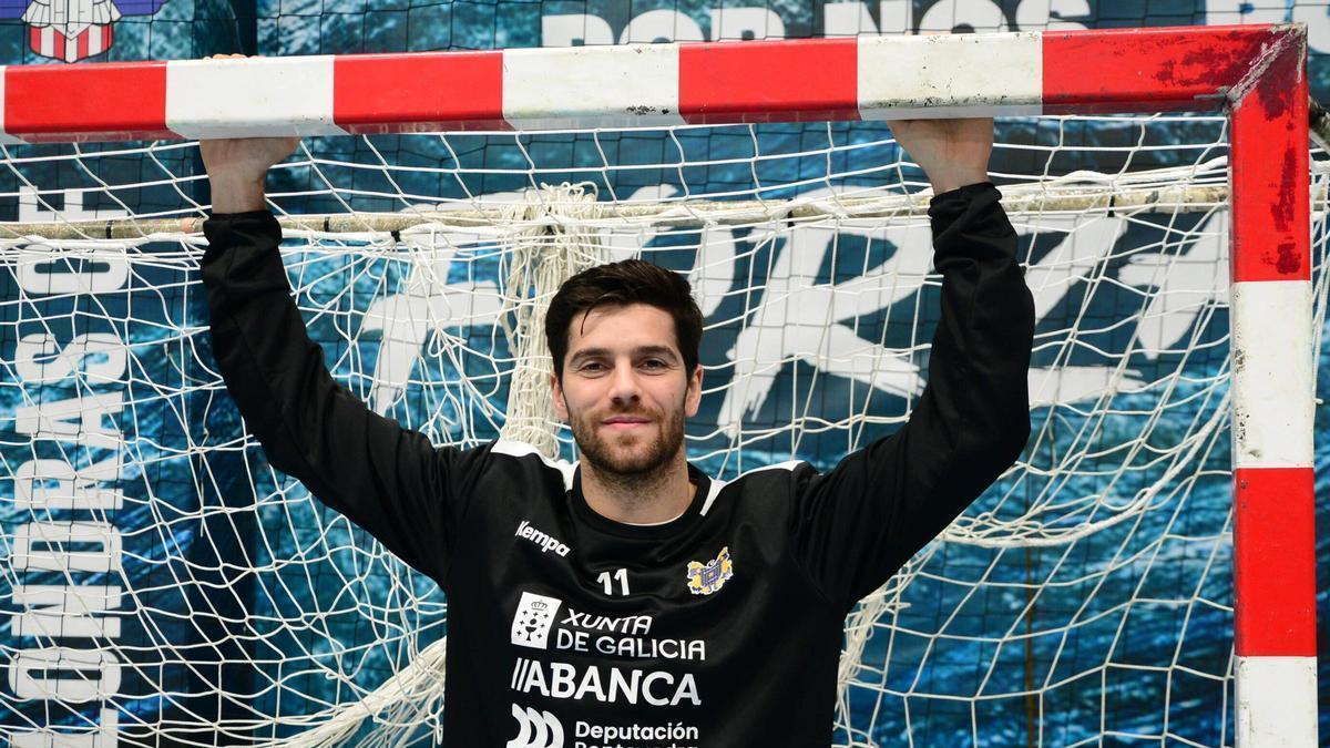 Samu Pereiro, ayer en una de las porterías del pabellón de O Gatañal.