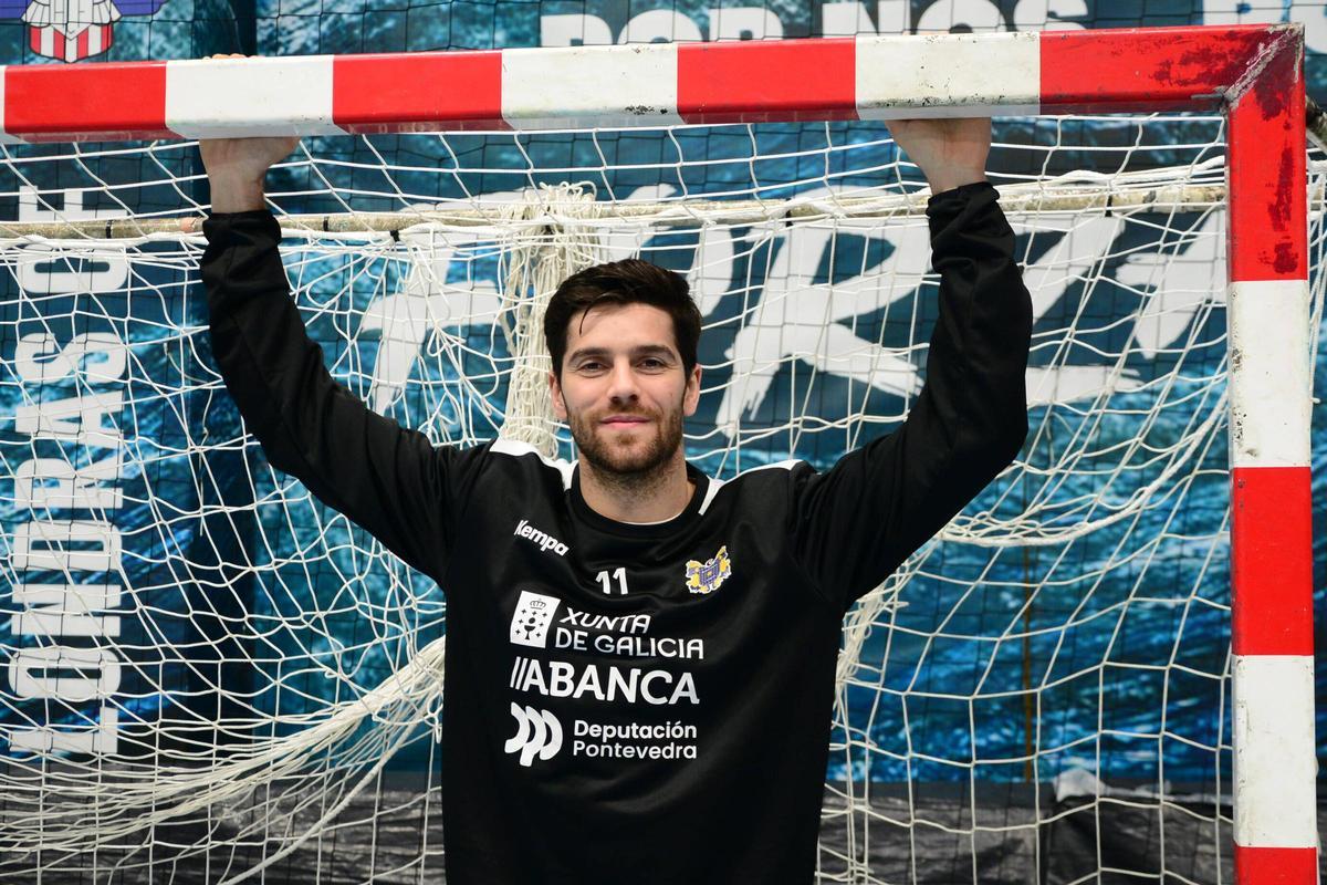 Samu Pereiro, ayer en una de las porterías del pabellón de O Gatañal.