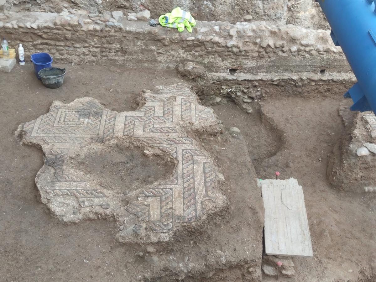 Cruz gamada. El mosaico encontrado, con formas geométricas.