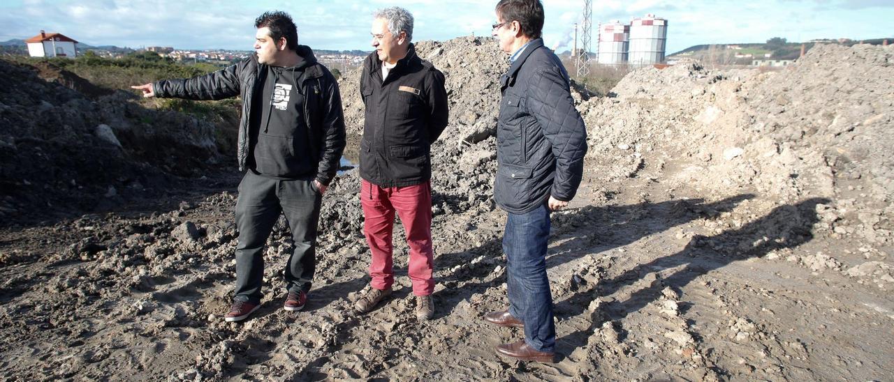 Representantes políticos de Avilés, en una pasada visita a la fosa de La Pinera.