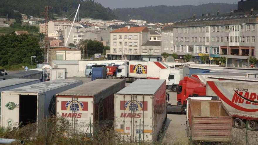 Camiones estacionados en las parcelas de Sabón que la Diputación ha subastado.