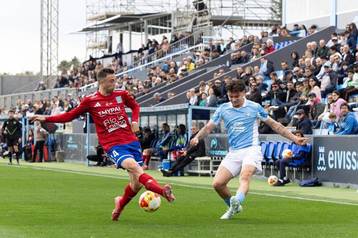 El lateral zurdo de la UD Ibiza, Arnau Solà, se dispone a hacer un centro en el último duelo disputado en Can Misses contra la SD Tarazona.